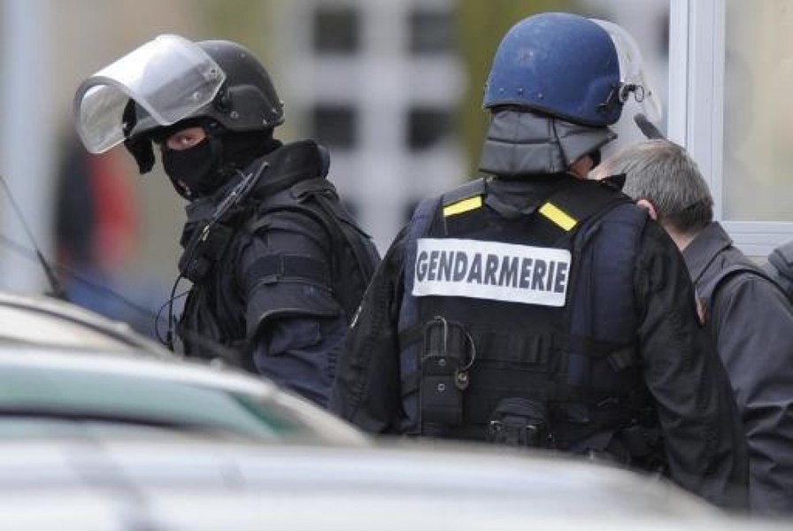 Persoanele seropozitive vor putea fi admise în armata şi jandarmeria Franţei
