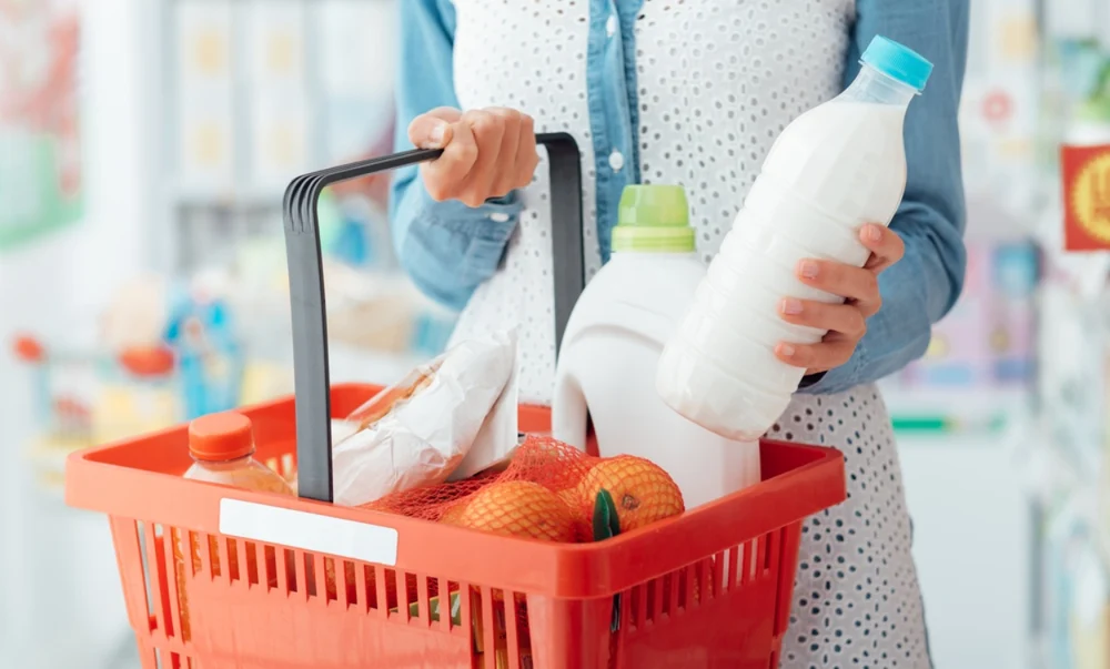 Guvernul a prelungit plafonarea adaosului comercial la alimentele de bază până la 31 martie 2026