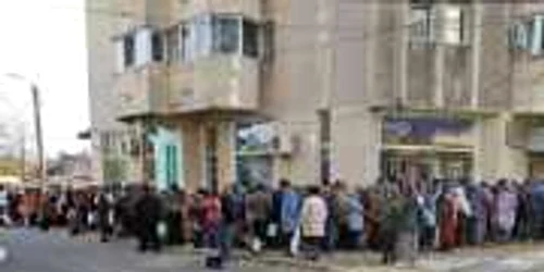 Aproape 500 de pensionari din Constanţa au stat noaptea la coadă ca să primească ajutoarele europene împărţite ieri