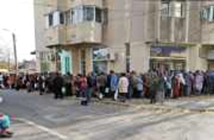 Aproape 500 de pensionari din Constanţa au stat noaptea la coadă ca să primească ajutoarele europene împărţite ieri 