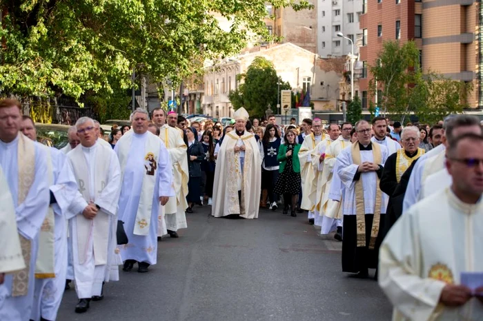 Procesiune cu relicva Sfântului Papă Ioan Paul al II-lea FOTO Arhivă/ Arhiepiscopia Romano-Catolică