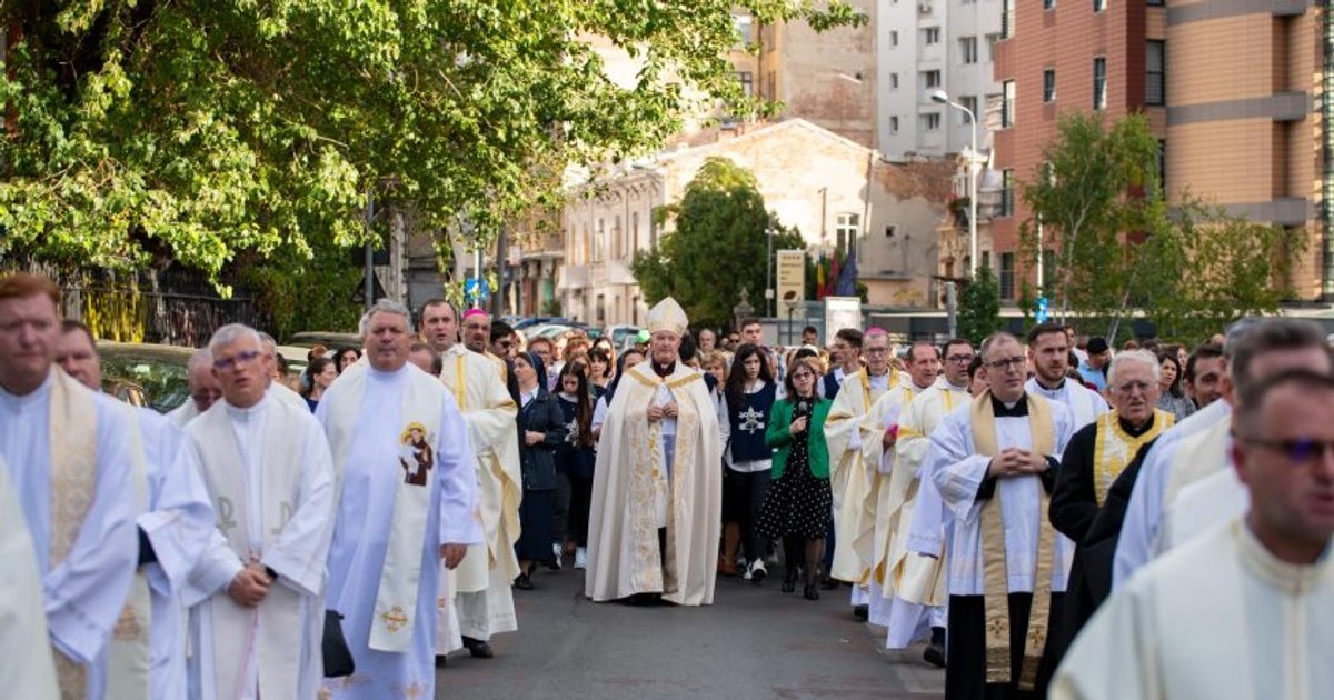 Procesiune în București pentru Sfântul Papă Ioan Paul al II-lea