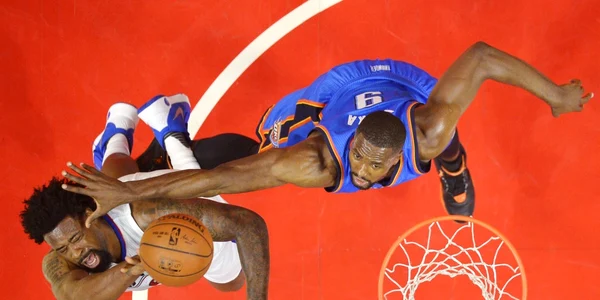 DeAndre Jordan (S) de la Los Angeles Clippers aruncă la coş iar atacantul Serge Ibaka al echipei Oklahoma City Thunder încearcă să pareze în timpul unei partide din NBA desfăşurată la Los Angeles California FOTO AP