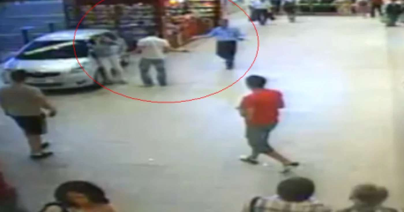 Agresorul a dat cu pumnul şi după intervenţia paznicilor