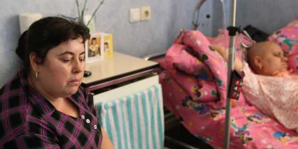 Membrii familiilor bolnavilor de cancer sunt disperaţi ştiind că teribila suferinţă a celor dragi nu mai poate fi alinată şi tratată