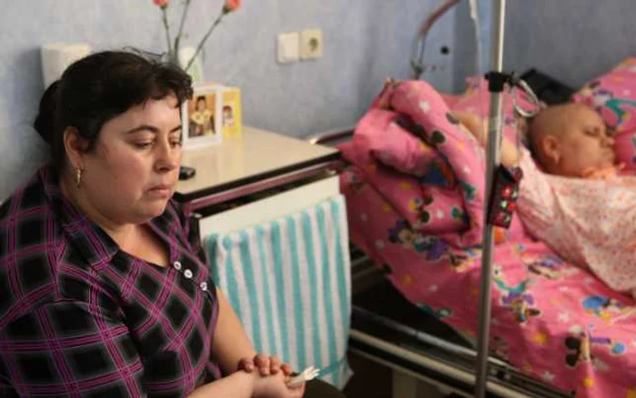 Membrii familiilor bolnavilor de cancer sunt disperaţi ştiind că teribila suferinţă a celor dragi nu mai poate fi alinată şi tratată