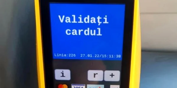 plata cu cardul in autobuz foto stb