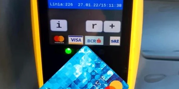 plata cu cardul in autobuz foto stb