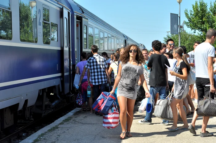 
    Trenurile spre litoral circulă la capacitate maximă, cu 1.100-1.400 de călători   