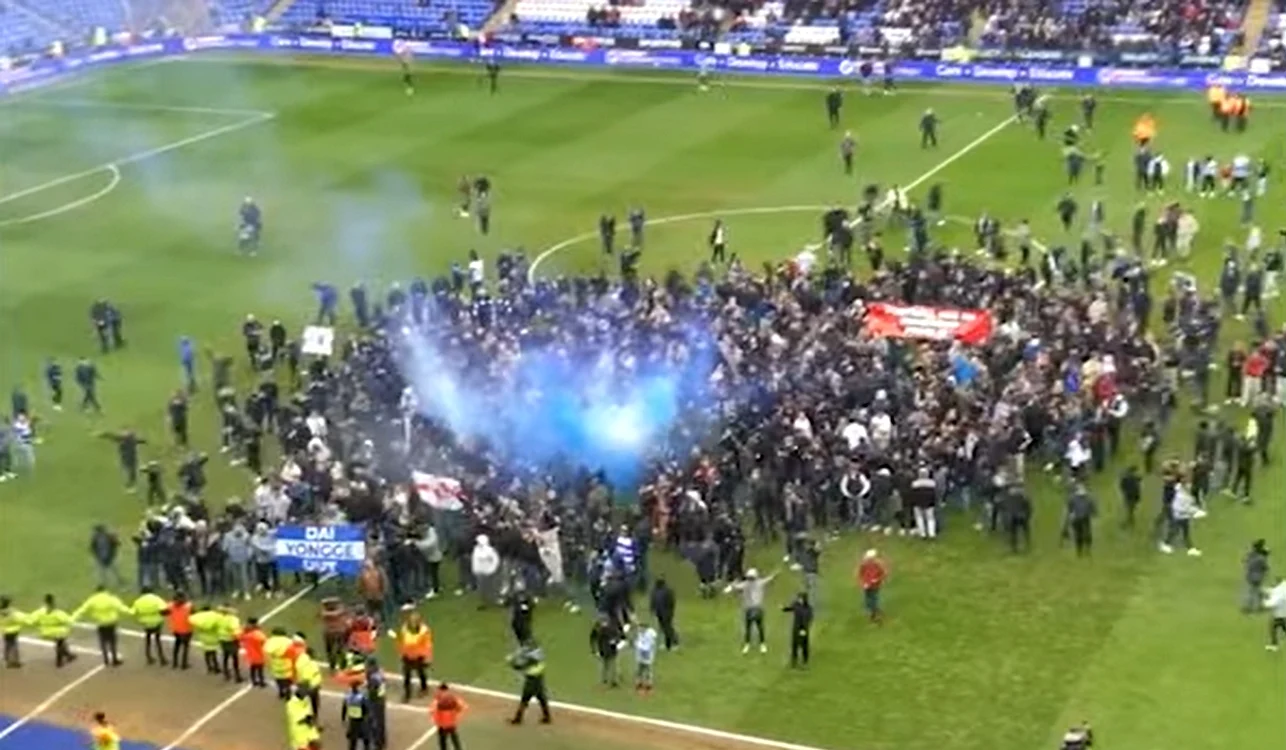Suporterii nu mai rezistă, echipa fiind pe loc retrogradabil în Liga a III-a engleză (FOTO: Youtube)