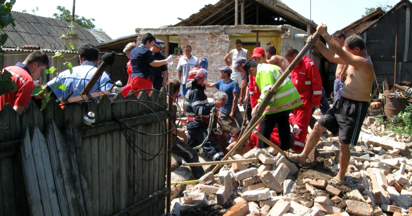 Târgovişte:  Un zid s-a prăbuşit peste un tânăr, la Ulmi
