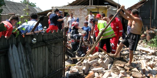 Târgovişte:  Un zid s-a prăbuşit peste un tânăr, la Ulmi