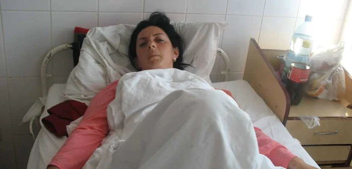 Roxana a scăpat din accident cu o fractură la piciorul stâng