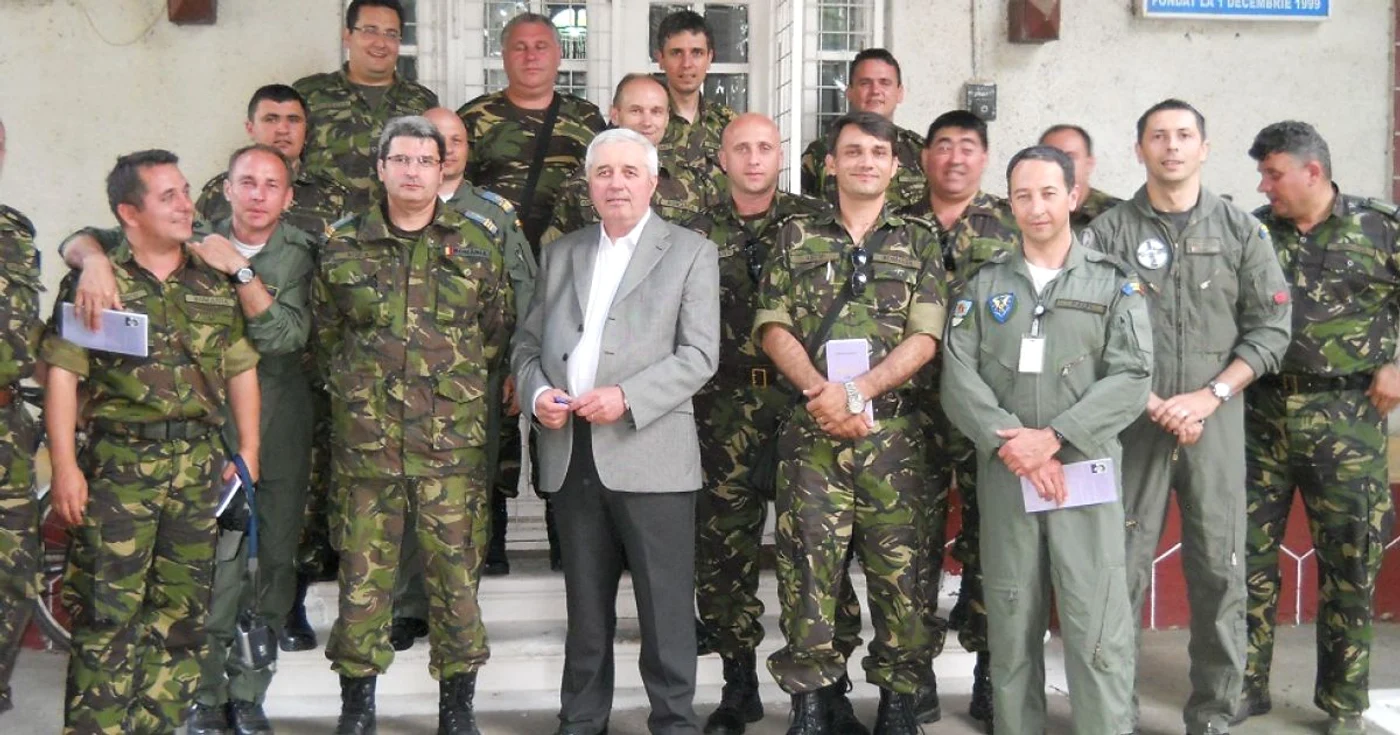 Grupul de vizitatori împreună cu directorul muzeului