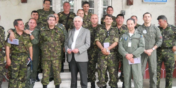 Grupul de vizitatori împreună cu directorul muzeului
