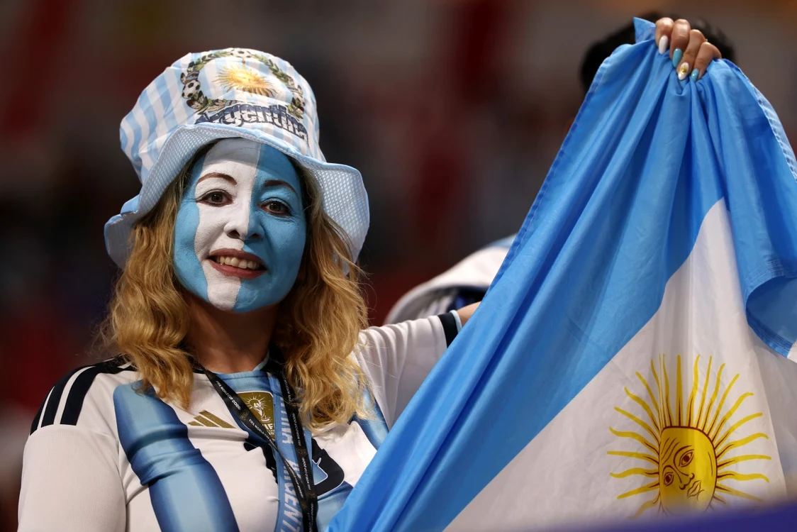 O fană flutură steagul Argentinei în tribuna stadionului din Atlanta (Foto: EPAImages)