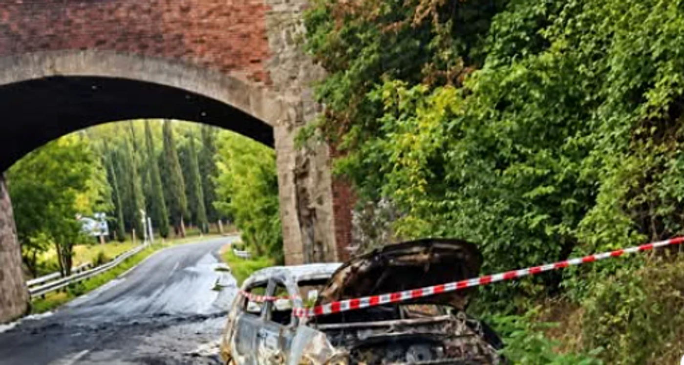 Cei opt români au încercat să blocheze drumul, incendiind două maşini furate.