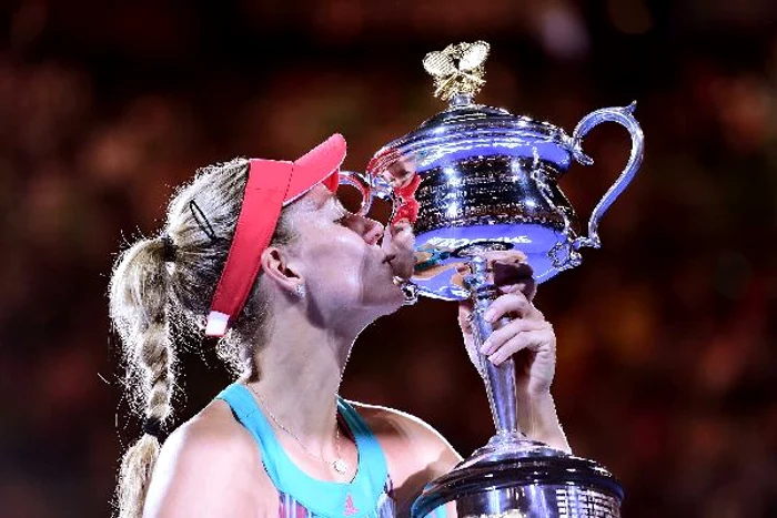 
    Angelique Kerber cu trofeul cucerit la Australian OpenFOTO: AP  