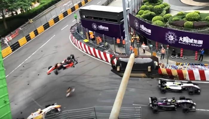 
    Monopostul nemțoaicei a zburat câțiva metri și s-a izbit de cabina preseiCaptură video  