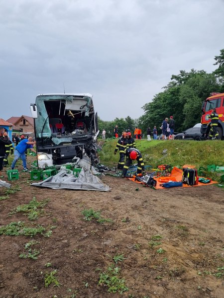 Accident cu un autocar care transporta zeci de persoane în județul Sibiu. A fost activat Planul Roșu UPDATE