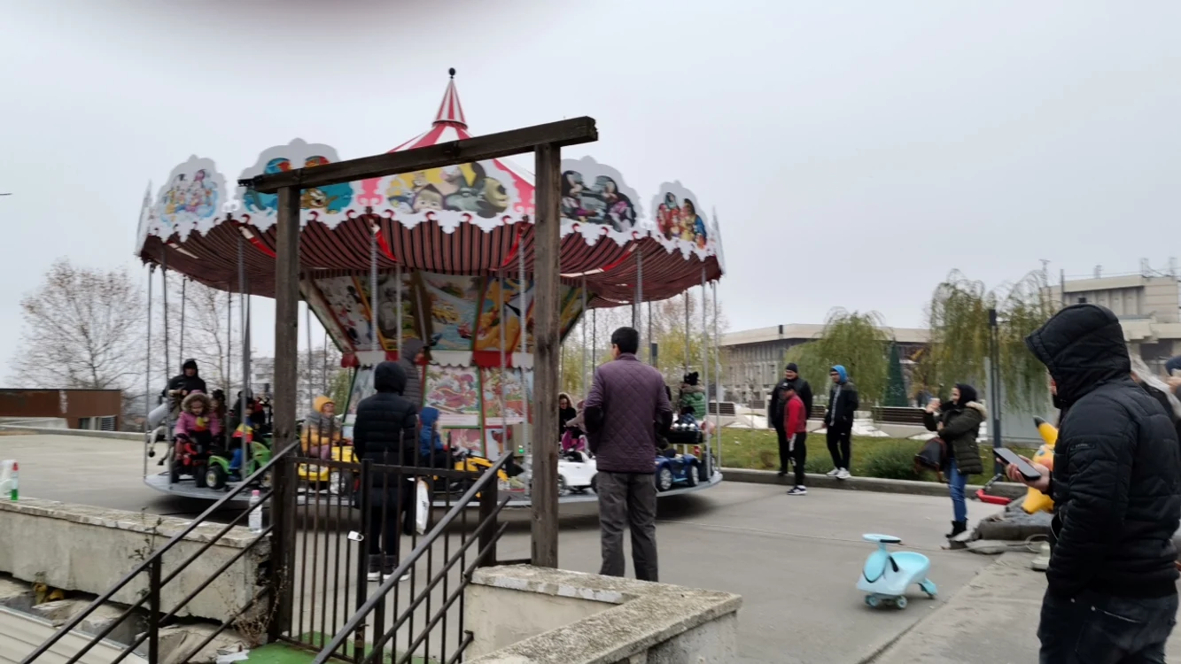 Puține atracții pentru copii pe platoul din fața Casei Sindicatelor FOTO: A.M.
