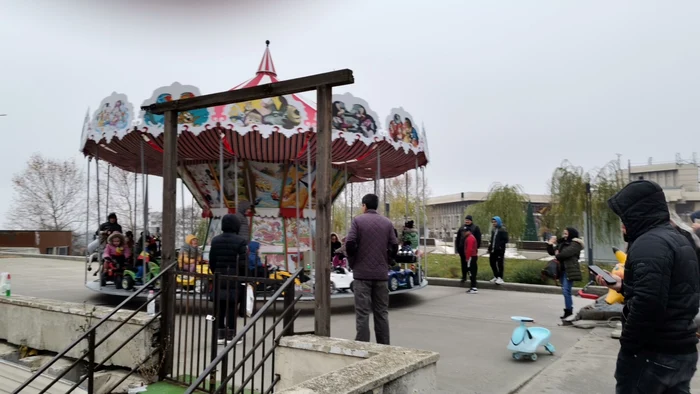 Puține atracții pentru copii pe platoul din fața Casei Sindicatelor FOTO: A.M.