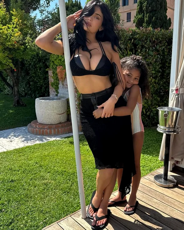 Kylie Jenner și-a luat copiii în vacanță (Foto: Instagram)