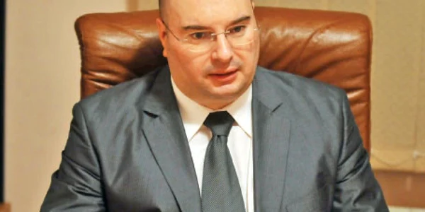 Petruţ Ciobanu îi învaţă pe studenţi cum se cercetează o catastrofă aviatică, după modelul anchetei de la Baloteşti