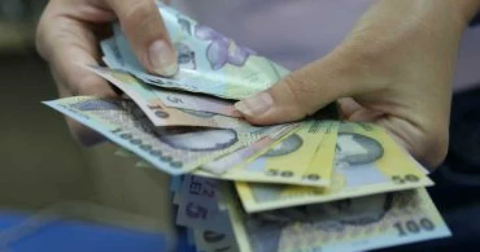 Leul se apreciază la 4,235 lei/euro, în debutul şedinţei de luni