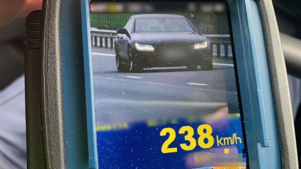 Un șofer de 19 ani zbura pe A3 cu 238 de km/h. Ca să scape de polițiști, a gonit pe banda de urgență