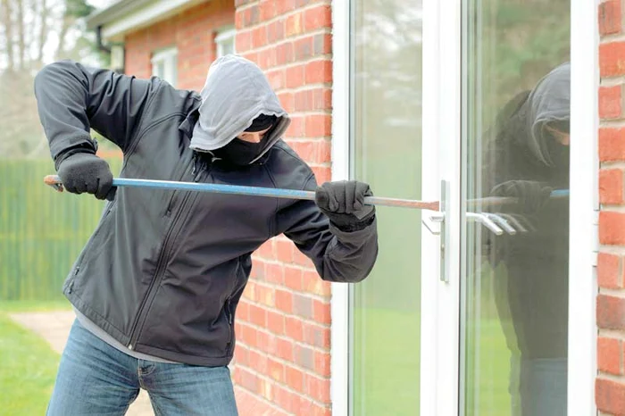 
    Evită deplasările prin locuri mai puţin circulate sau întunecoase, îndeosebi după lăsarea întunericului  