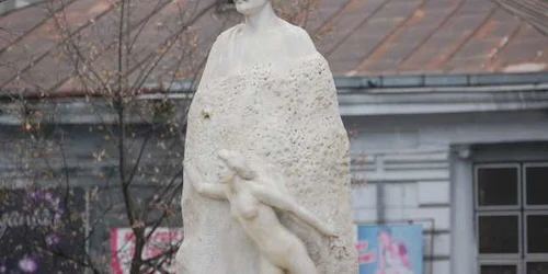 statuia lui eminescu galati