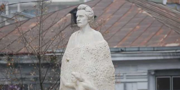 statuia lui eminescu galati