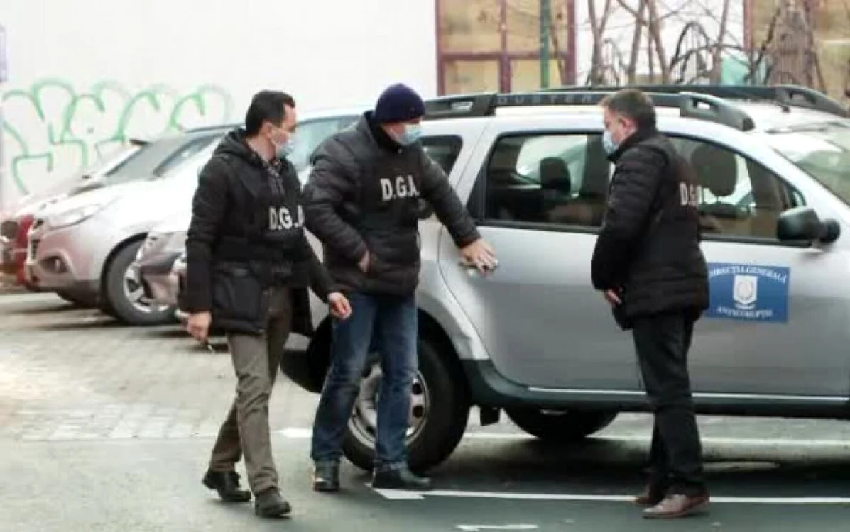 Poliţiştii DGA Braşov au reţinut suspecţi într-un dosar de atribuire frauduloasă. FOTO: Bună ziua, Braşov!