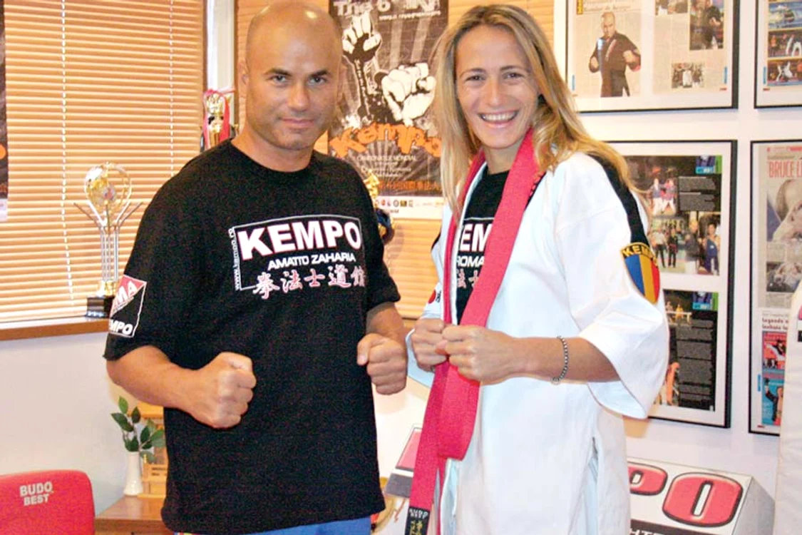 Claudette se menţine în formă  făcând antrenamente de kempo