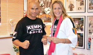 Claudette se menţine în formă  făcând antrenamente de kempo jpeg