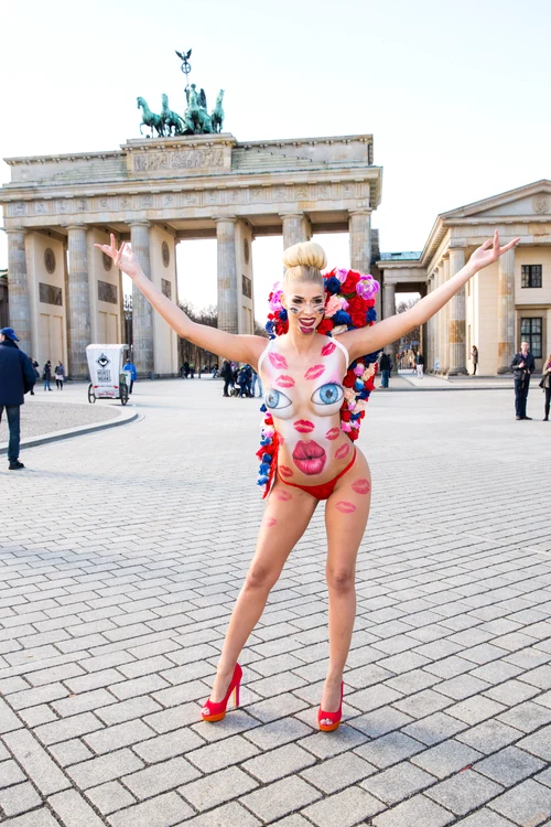 Modelul adoră să apară goală