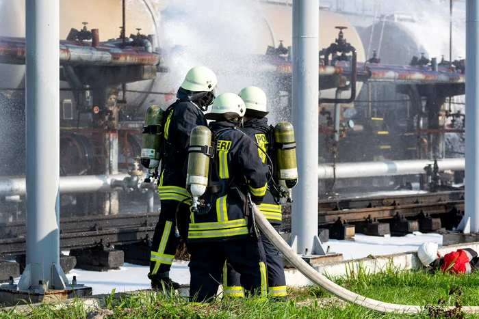 
    100 de angajați dintr-un parc industrial din Prahova au fost evacuați în urma unui incendiufoto: Facebook ISU Prahova  