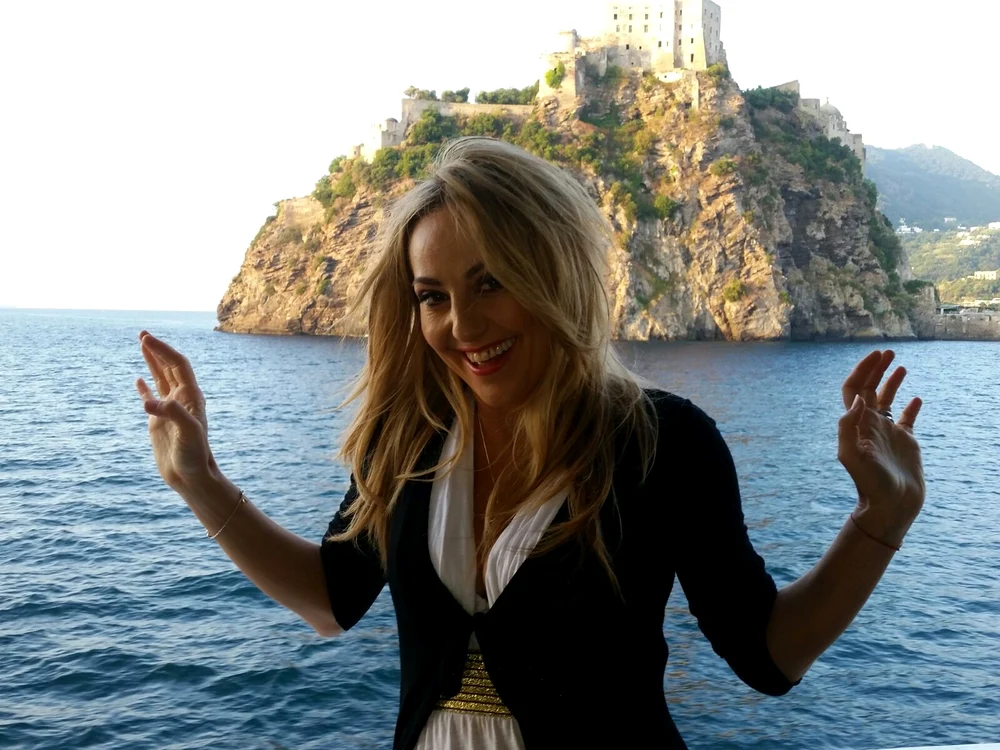 Ischia e o insulă vulcanică aflată la o oră distanţă de Napoli, cu feribotul