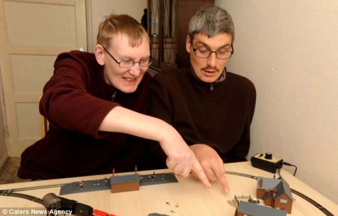 Michael (43 de ani) şi Matthew Clark (40 de ani) îşi petrec fiecare zi acasă, cu părinţii, jucându-se cu trenuleţul electric şi cu alte jucării FOTO:Caters News Agency