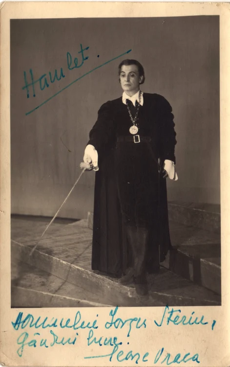 George Vraca, în rolul lui Hamlet. Carte poștală cu dedicația actorului pentru Iorgu Steriu (© Wikimedia Commons)