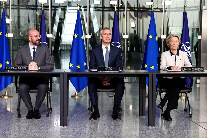 Charles Michel, Jens Stoltenberg (centru) și Ursula von der Leyen după semnarea actului FOTO EPA-EFE