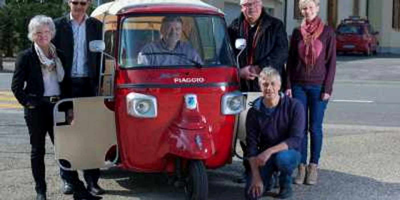 Michel Corradini (în Piaggio) şi soţia sa, Diana (în dreapta), alături de prietenii lor elveţieni care se implică în campaniile de ajutorare a copiilor români. FOTO: Arhivă personală