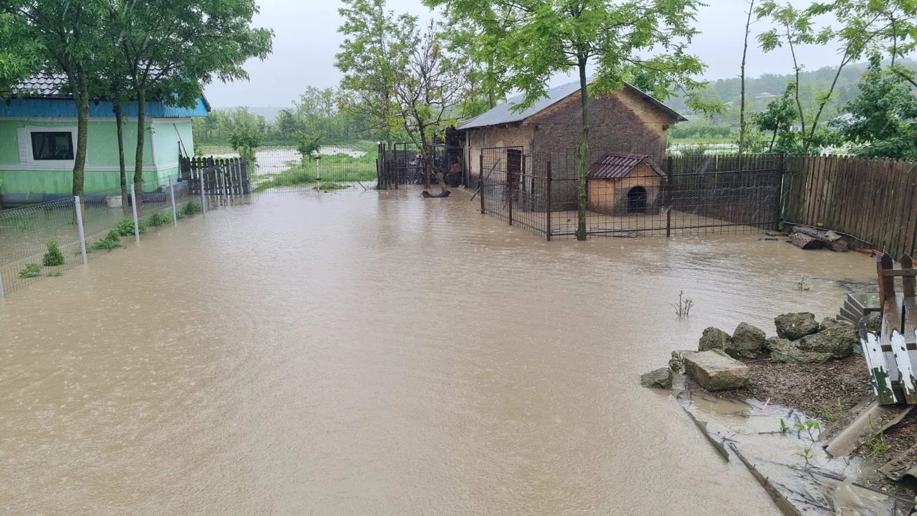 Mai multe zone din ţară se află sub cod galben de inundaţii. FOTO: IGSU