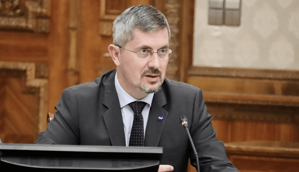 Fostul lider USR Dan Barna, lovit de o mașină în timp ce traversa strada pe trotinetă