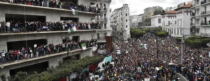 Protestatarii demonstrează faţă de candidatura preşedintelui Abdelaziz Bouteflika  pentru un al cincilea mandat la putere în Alger Algeria FOTO AFP  Ryad Kramdi