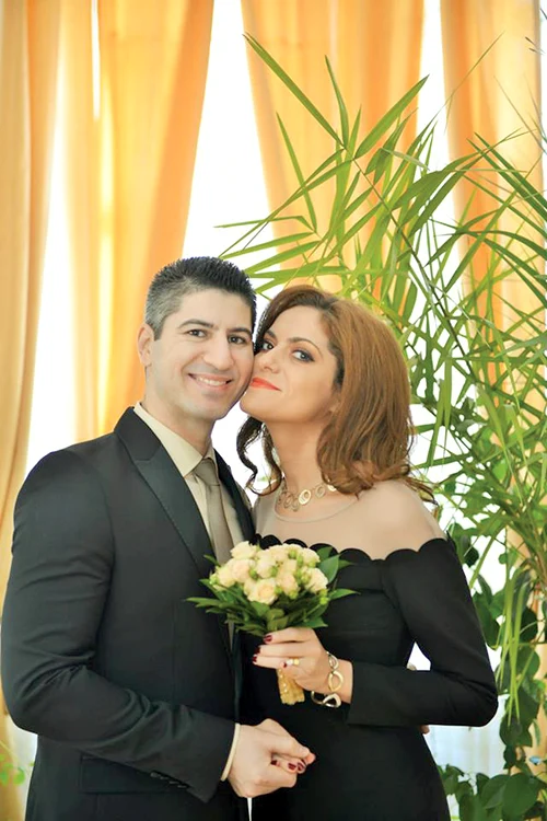 
    Luni, Laurenţiu şi Lavinia  s-au căsătorit civil,  la Craiova  