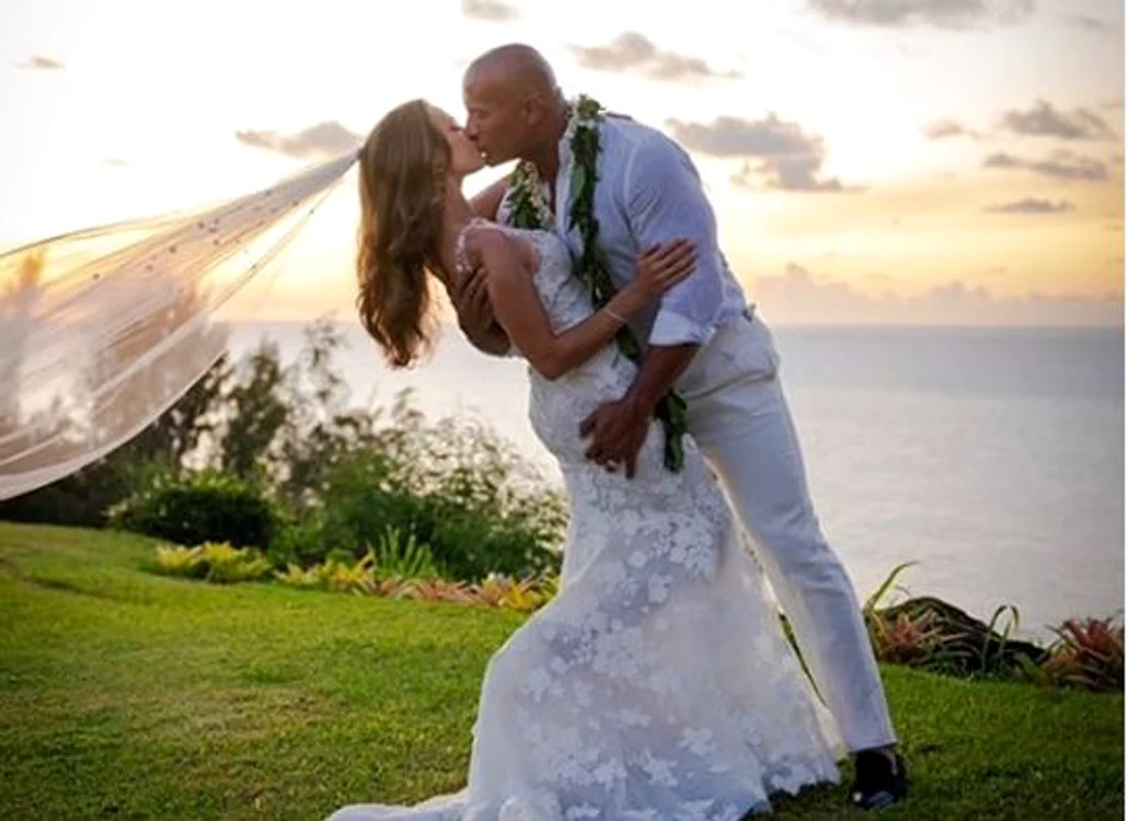 
    The Rock a publicat imagini de la nunta sa privată din Hawaii Foto: Instagram  