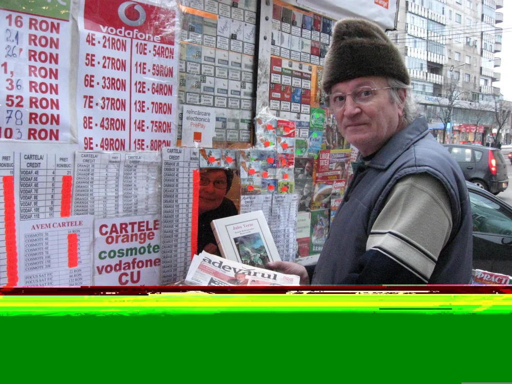 Petrică Ciohan este un cumpărător fidel al cărţilor din colecţiile "Adevărul"