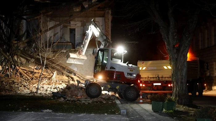 Echipele de salvare caută zi și noapte supraviețuitori sub dărâmături